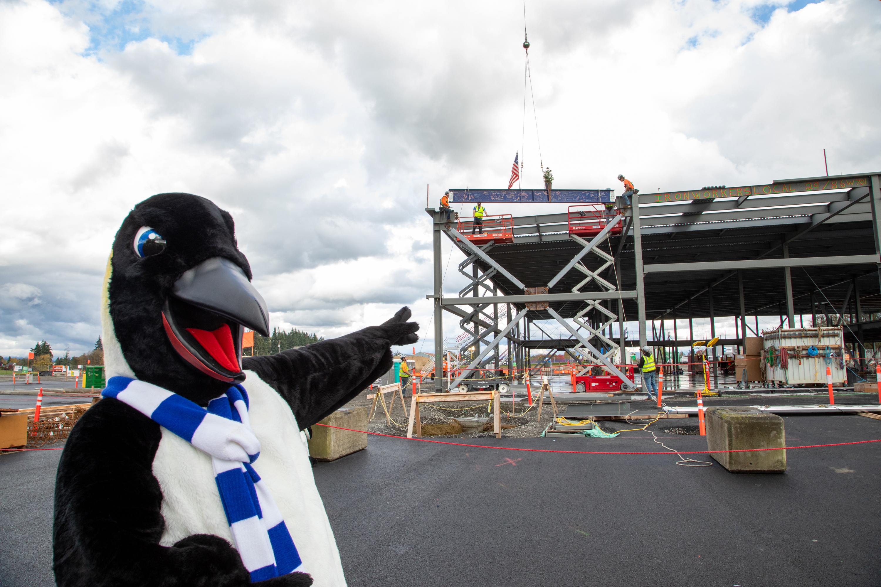 Oswald Pointing at beam